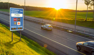 Live roadside fuel pricing sign